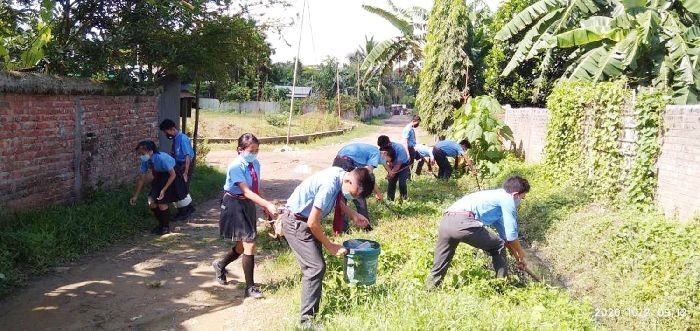 Eco Club  members of the Brighter Academy School , Dimapur engaged in Swachh Bharat activities marking the conclusion of the two-year long commemoration of the 150th birth anniversary of Mahatma Gandhi.